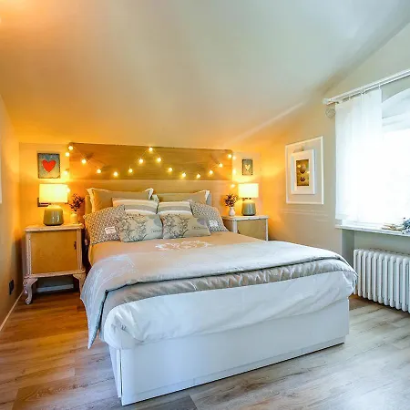 Bed & Breakfast The House